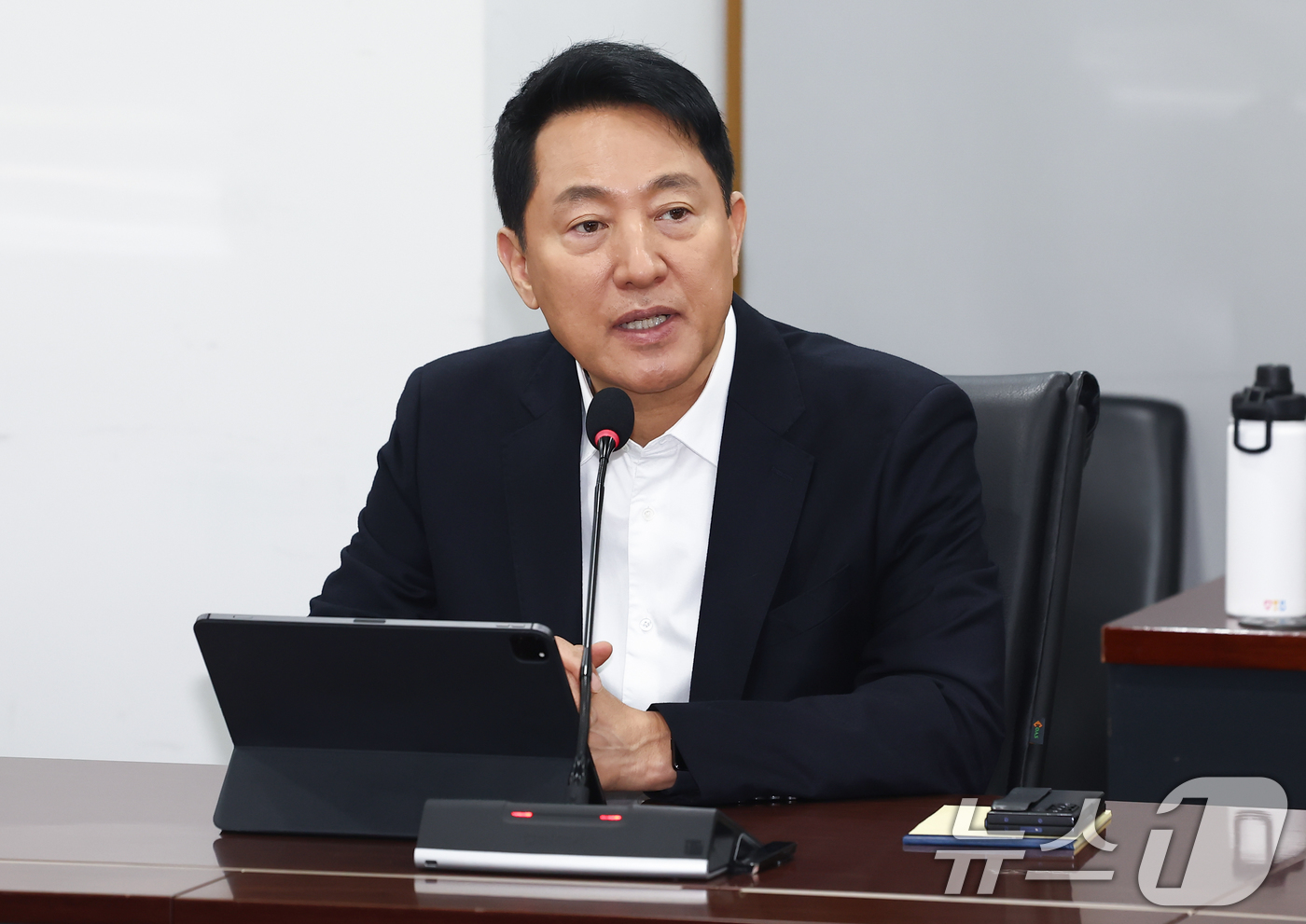 (서울=뉴스1) 김민지 기자 = 오세훈 서울시장이 23일 오전 서울 중구 서울시청 기획상황실에서 열린 '중동 상황 대응 서울시 비상경제대책 회의'에서 모두 발언을 하고 있다. 20 …