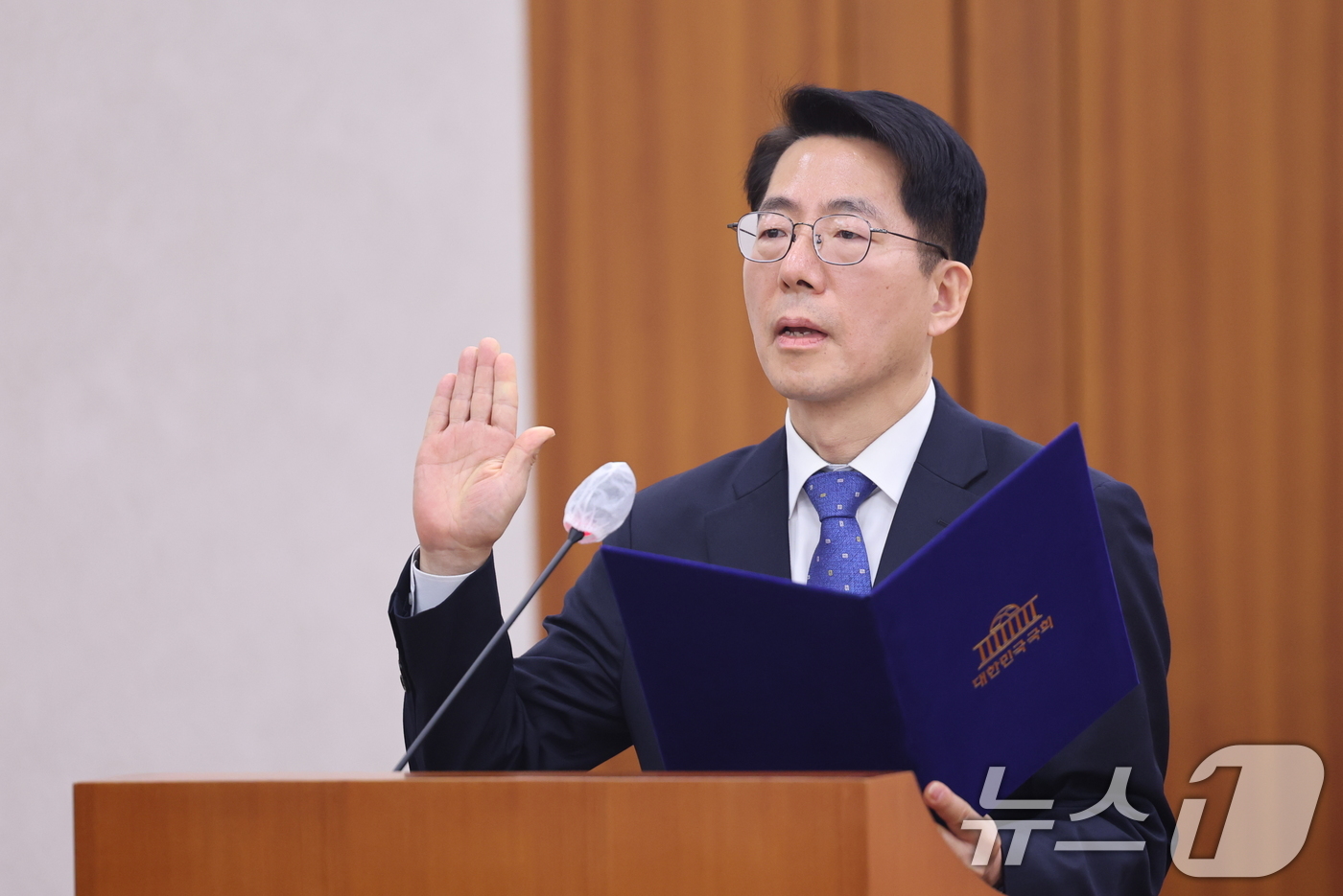 (서울=뉴스1) 이승배 기자 = 황종우 해양수산부장관 후보자가 23일 서울 여의도 국회에서 열린 제433회국회(임시회) 농림축산식품해양수산위원회 인사청문회에 출석해 선서를 하고 있 …