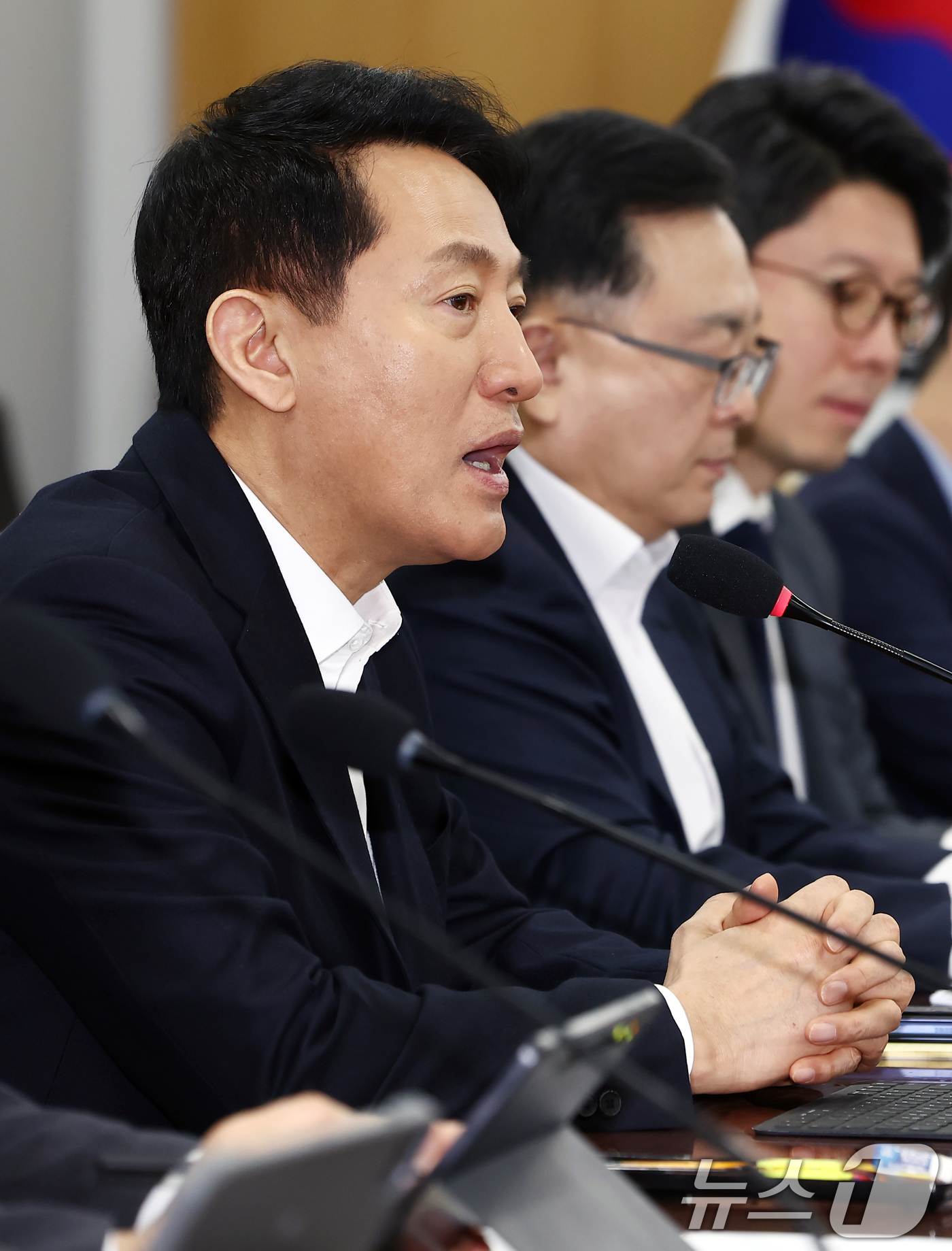 (서울=뉴스1) 김민지 기자 = 오세훈 서울시장이 23일 오전 서울 중구 서울시청 기획상황실에서 열린 '중동 상황 대응 서울시 비상경제대책 회의'에서 모두 발언을 하고 있다. 20 …