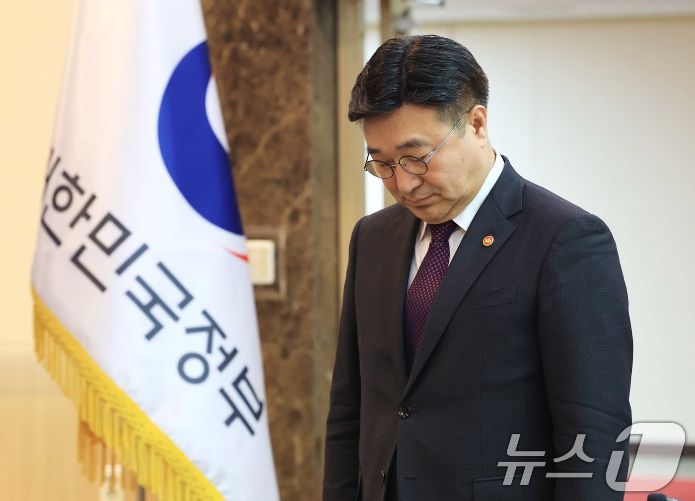 (서울=뉴스1) 임세영 기자 = 윤호중 행정안전부 장관이 23일 서울 종로구 정부서울청사에서 열린 제2회 중앙지방정책협의회 회의에서 대전 자동차부품 공장 화재 희생자 추모 묵념을 …