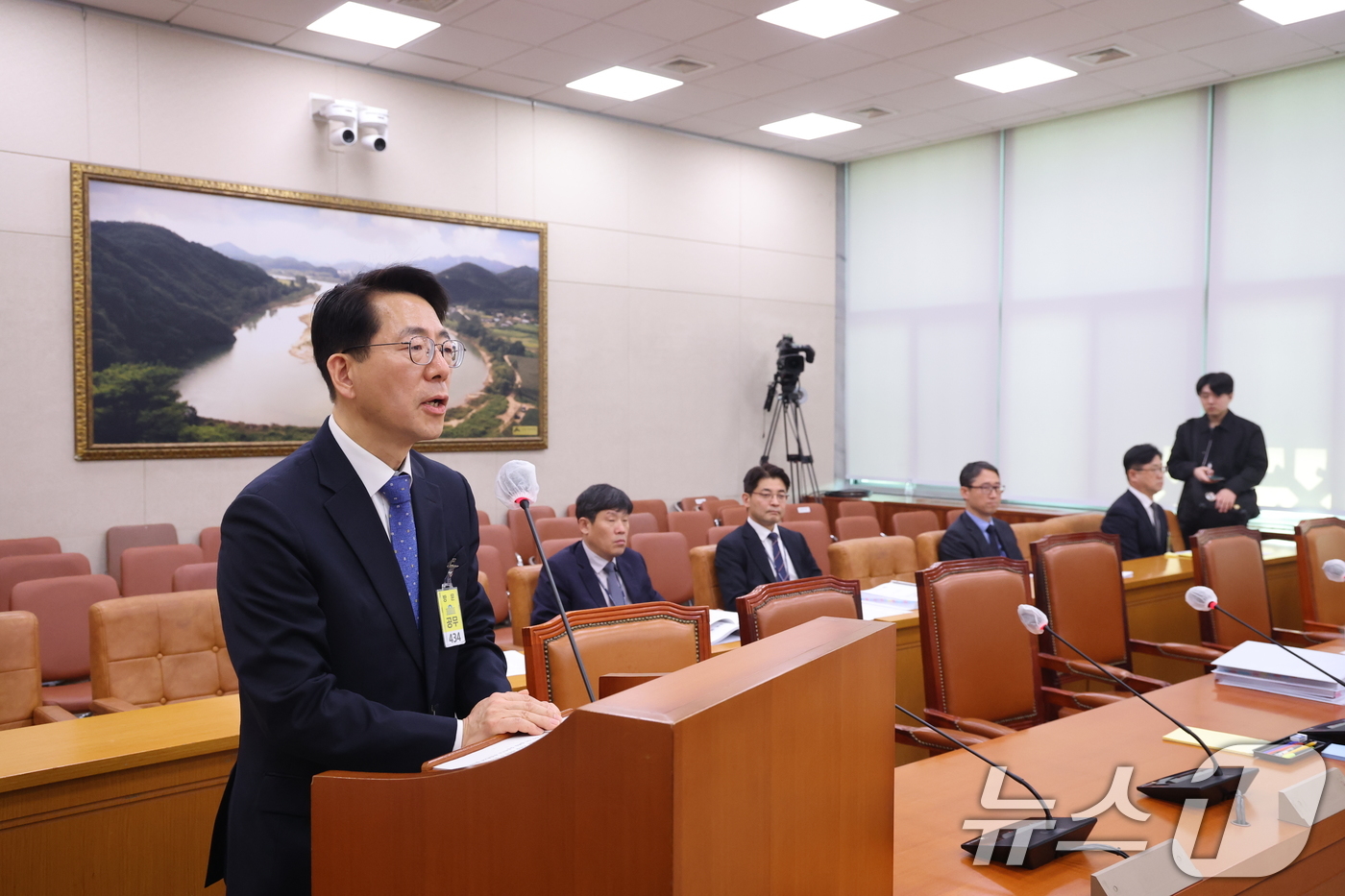 (서울=뉴스1) 이승배 기자 = 황종우 해양수산부장관 후보자가 23일 서울 여의도 국회에서 열린 제433회국회(임시회) 농림축산식품해양수산위원회 인사청문회에 출석해 인사말을 하고 …