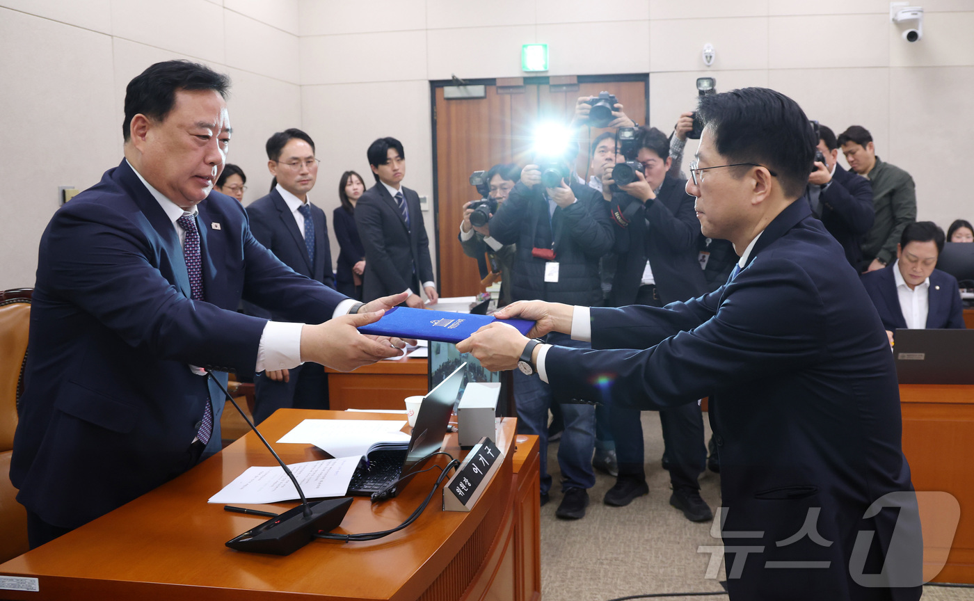 (서울=뉴스1) 이승배 기자 = 황종우 해양수산부장관 후보자가 23일 서울 여의도 국회에서 열린 제433회국회(임시회) 농림축산식품해양수산위원회 인사청문회에 출석해 선서문을 어기구 …