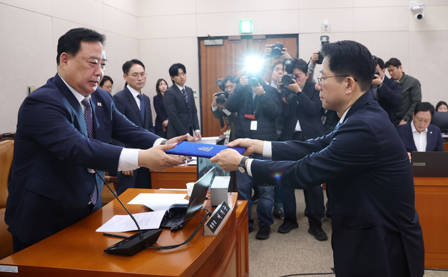 어기구 위원장에게 선서문 전달하는 황종우 후보자