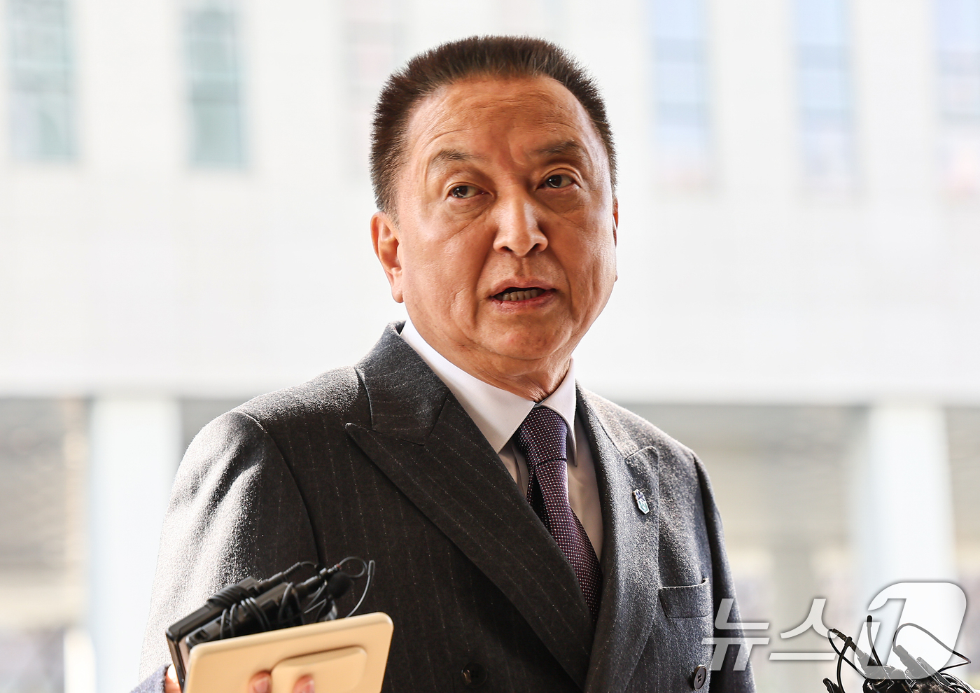 (서울=뉴스1) 김도우 기자 = 김영환 충북도지사가 23일 서울 양천구 남부지방법원에서 열린 국민의힘 상대 가처분 신청 심문에 출석하며 취재진 질문에 답하고 있다.김 지사는 지난 …