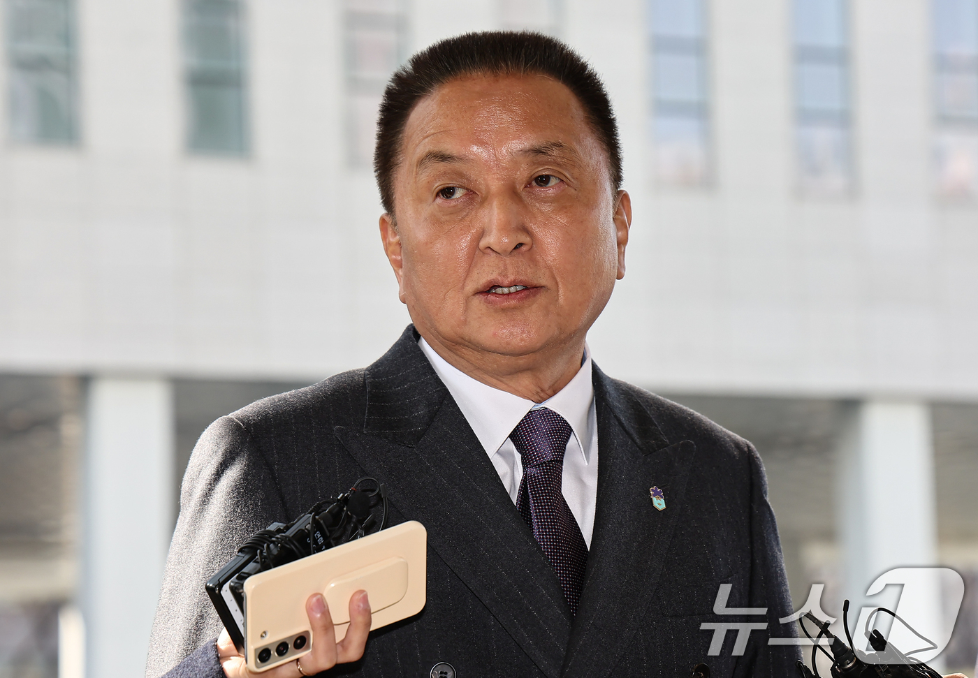 (서울=뉴스1) 김도우 기자 = 김영환 충북도지사가 23일 서울 양천구 남부지방법원에서 열린 국민의힘 상대 가처분 신청 심문에 출석하며 취재진 질문에 답하고 있다.김 지사는 지난 …