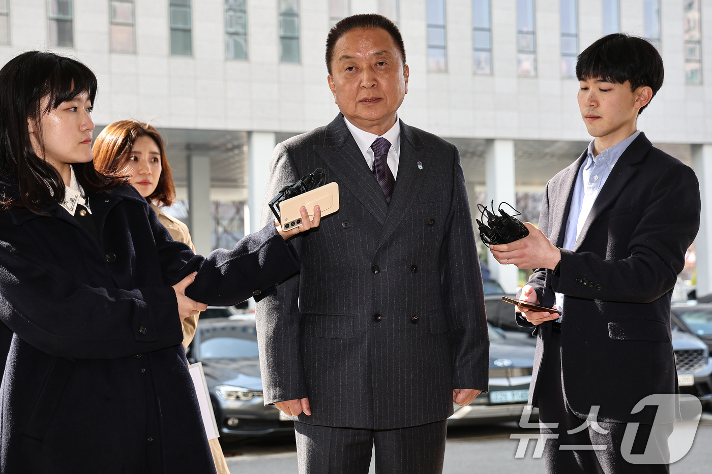 (서울=뉴스1) 김도우 기자 = 김영환 충북도지사가 23일 서울 양천구 남부지방법원에서 열린 국민의힘 상대 가처분 신청 심문에 출석하며 취재진 질문에 답하고 있다.김 지사는 지난 …