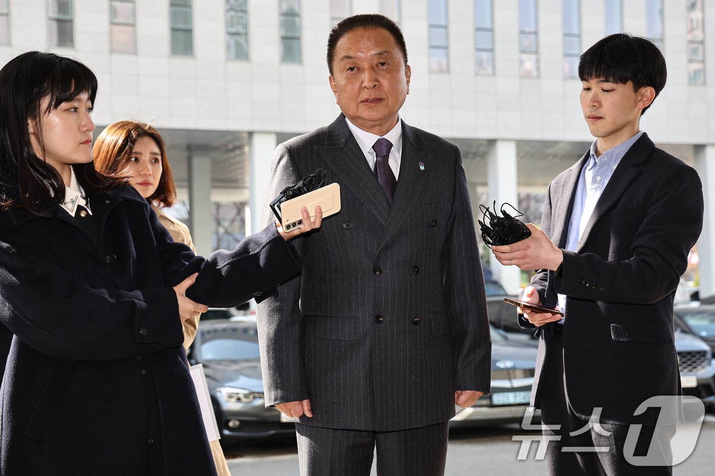 본문 이미지 - 김영환 충북도지사가 23일 서울 양천구 남부지방법원에서 열린 국민의힘 상대 가처분 신청 심문에 출석하며 취재진 질문에 답하고 있다.  2026.3.23 ⓒ 뉴스1 김도우 기자