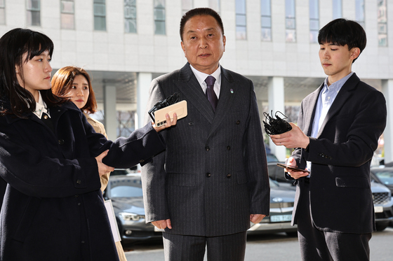 취재진에 입장 밝히는 김영환 충북지사