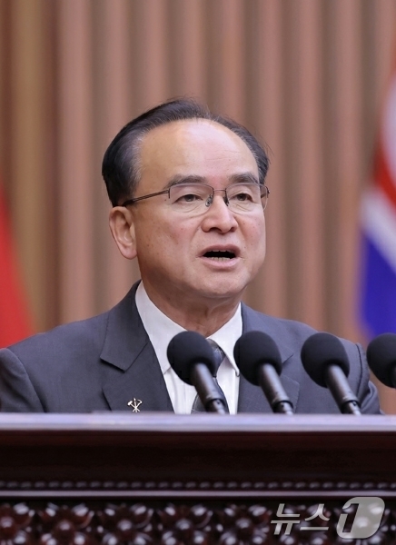 (평양 노동신문=뉴스1) = 북한 노동당 기관지 노동신문은 23일 "온 나라 전체 인민이 조선노동당 제9차 대회 결정을 받들고 위대한 우리 국가의 줄기찬 도약과 발전의 새로운 전성 …