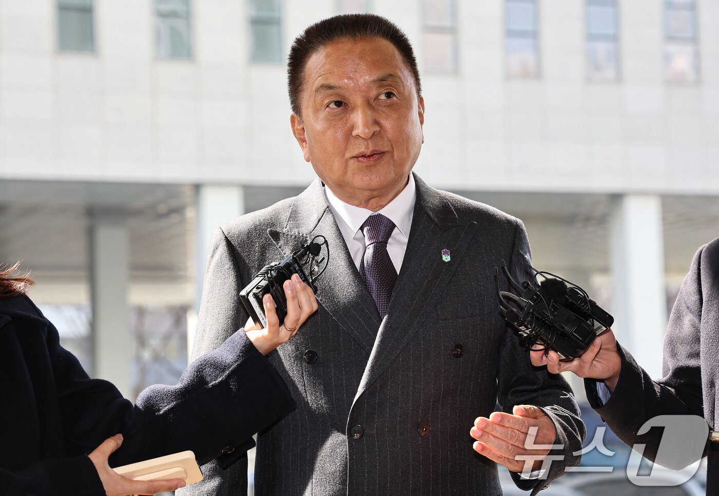 본문 이미지 - 김영환 충북도지사가 23일 서울 양천구 남부지방법원에서 열린 국민의힘 상대 가처분 신청 심문에 출석하며 취재진 질문에 답하고 있다. 김 지사는 지난 16일 국민의힘 지방선거 공천관리위원회 컷오프 결정 이후 서울남부지방법원에 공천 배제 효력정지 가처분을 신청했다. 2026.3.23 ⓒ 뉴스1 김도우 기자