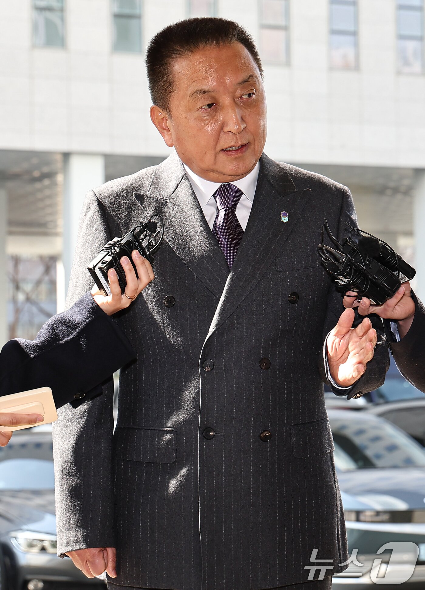 본문 이미지 - 김영환 충북도지사가 23일 서울 양천구 남부지방법원에서 열린 국민의힘 상대 가처분 신청 심문에 출석하며 취재진 질문에 답하고 있다.  2026.3.23 ⓒ 뉴스1 김도우 기자