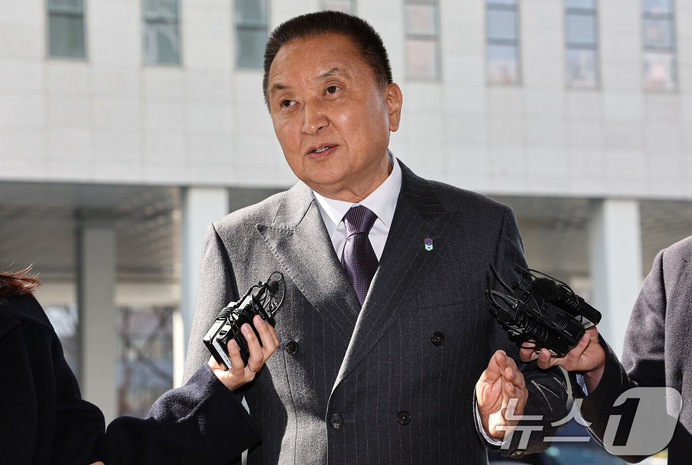 본문 이미지 - 김영환 충북도지사가 23일 서울 양천구 남부지방법원에서 열린 국민의힘 상대 가처분 신청 심문에 출석하며 취재진 질문에 답하고 있다.  2026.3.23 ⓒ 뉴스1 김도우 기자