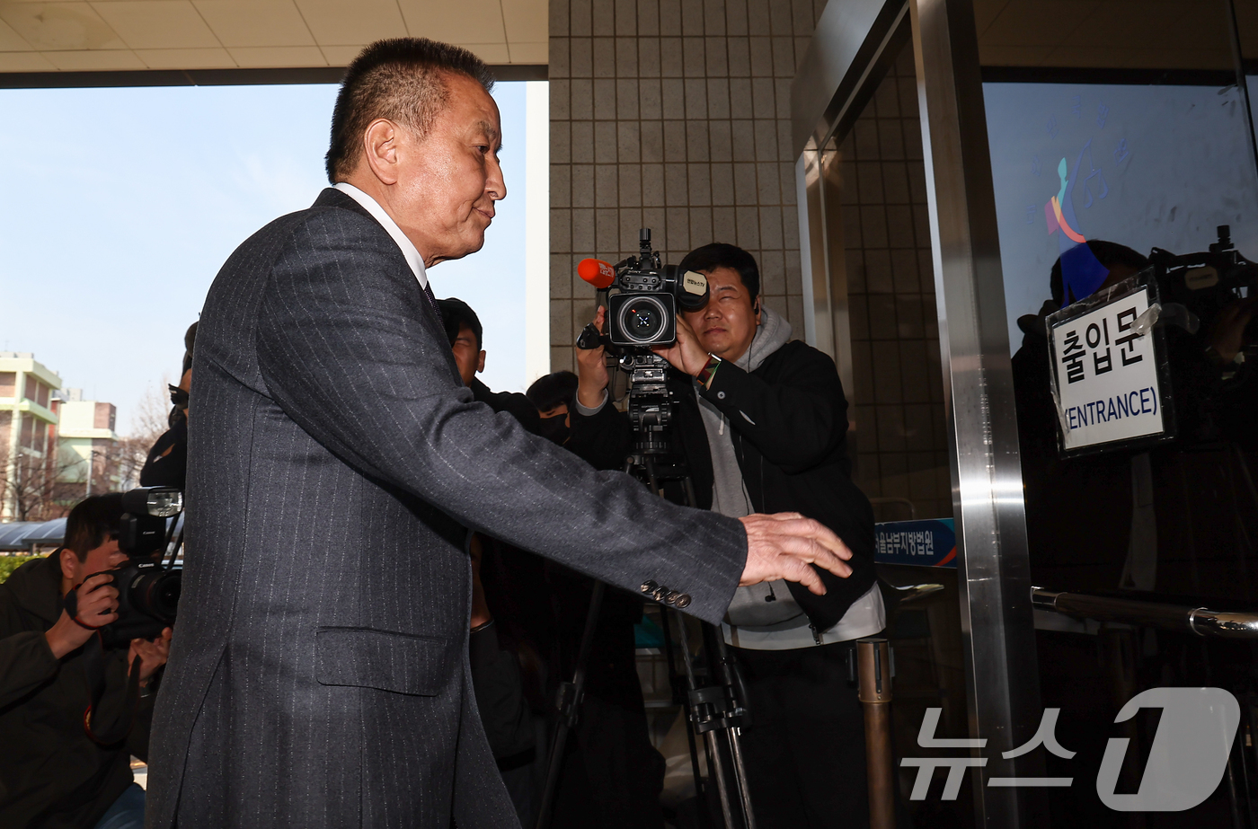 (서울=뉴스1) 김도우 기자 = 김영환 충북도지사가 23일 서울 양천구 남부지방법원에서 열린 국민의힘 상대 가처분 신청 심문에 출석하고 있다.김 지사는 지난 16일 국민의힘 지방선 …