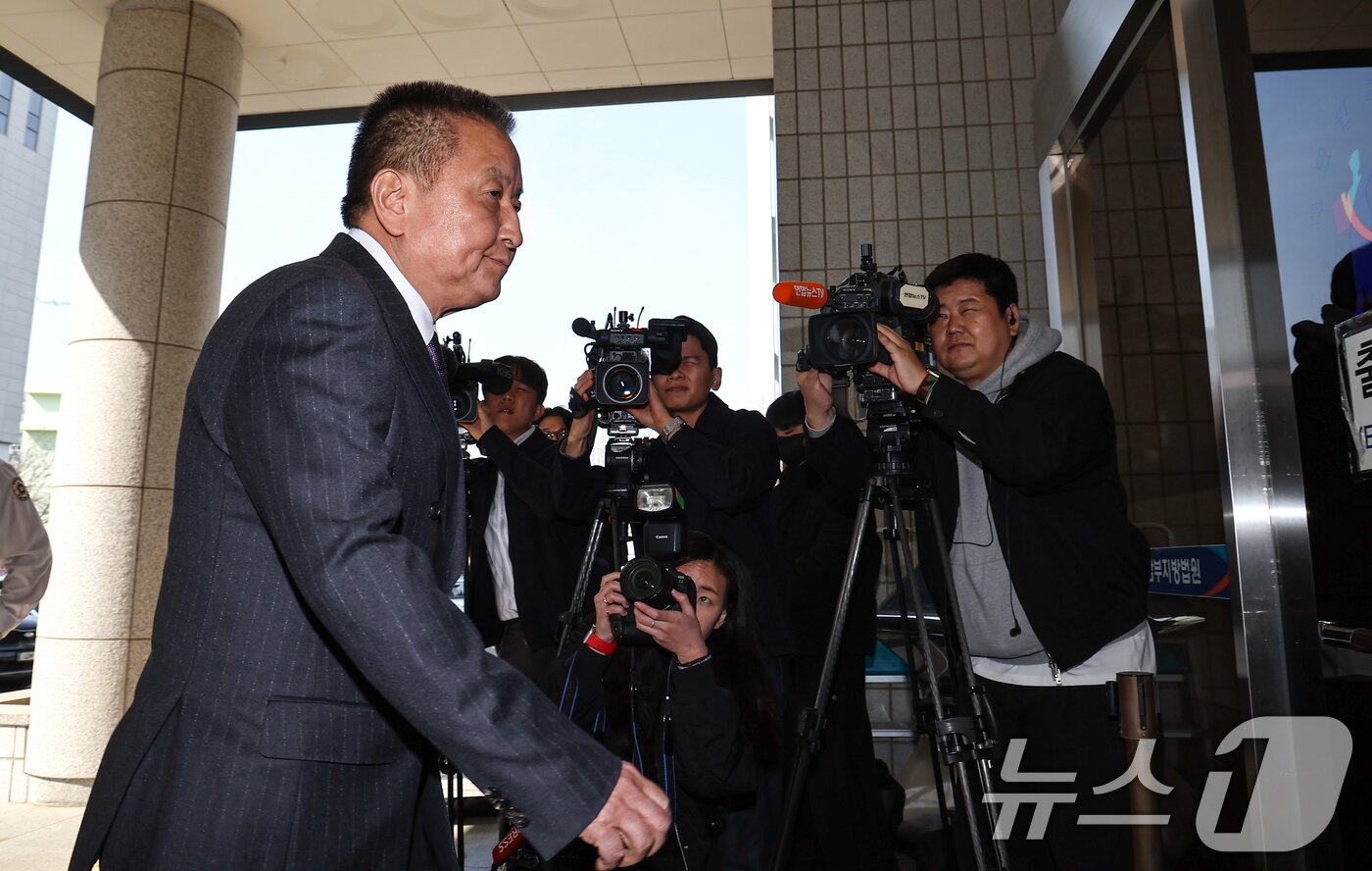 본문 이미지 - 김영환 충북도지사가 23일 서울 양천구 남부지방법원에서 열린 국민의힘 상대 가처분 신청 심문에 출석하고 있다.  2026.3.23 ⓒ 뉴스1 김도우 기자