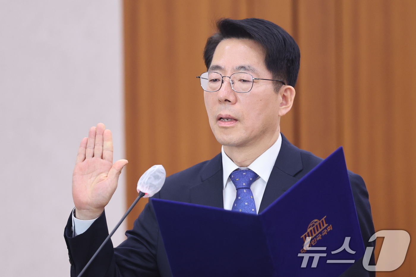 (서울=뉴스1) 이승배 기자 = 황종우 해양수산부장관 후보자가 23일 서울 여의도 국회에서 열린 제433회국회(임시회) 농림축산식품해양수산위원회 인사청문회에 출석해 선서를 하고 있 …