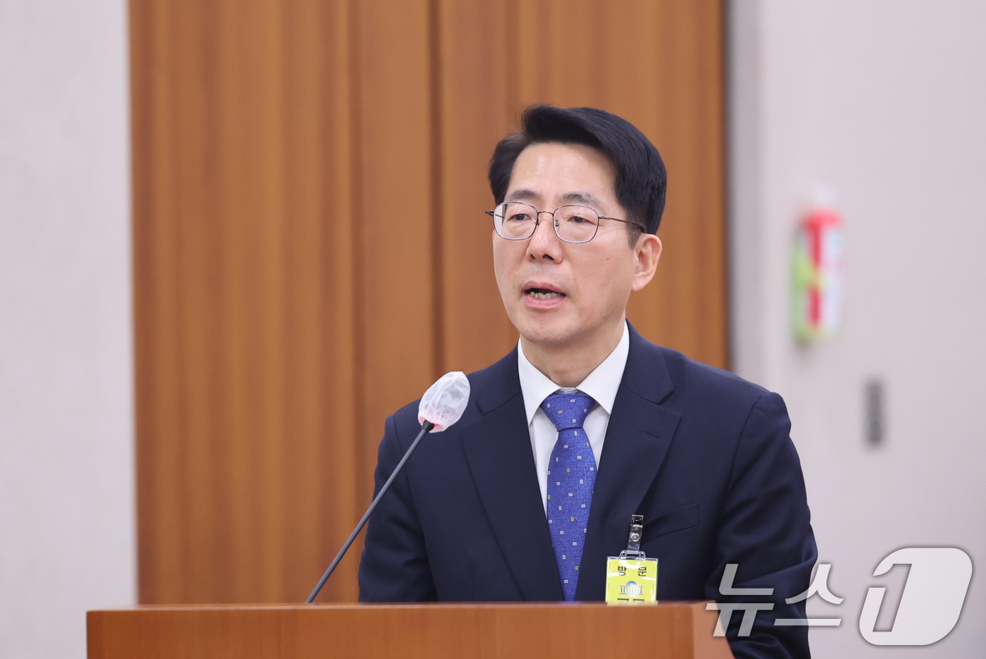 (서울=뉴스1) 이승배 기자 = 황종우 해양수산부장관 후보자가 23일 서울 여의도 국회에서 열린 제433회국회(임시회) 농림축산식품해양수산위원회 인사청문회에 출석해 인사말을 하고 …