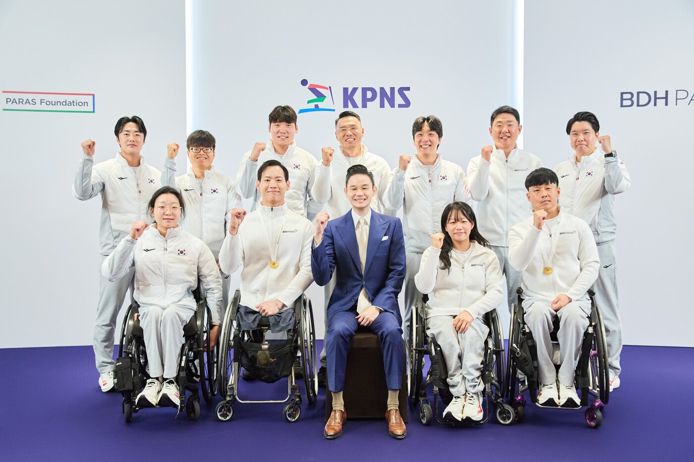 본문 이미지 - 배동현 회장은 순금 20돈으로 특별 제작된 메달을 노르딕스키 국가대표 선수단 전원에게 수여했다. (대한장애인노르딕스키연맹 제공)