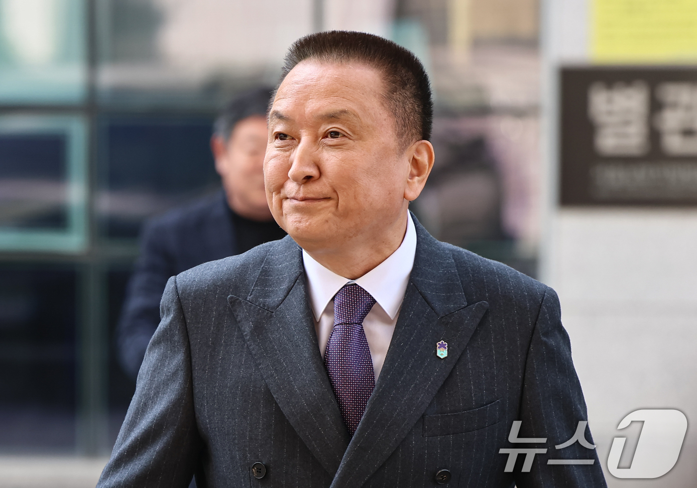 (서울=뉴스1) 김도우 기자 = 김영환 충북도지사가 23일 서울 양천구 남부지방법원에서 열린 국민의힘 상대 가처분 신청 심문에 출석하고 있다.김 지사는 지난 16일 국민의힘 지방선 …