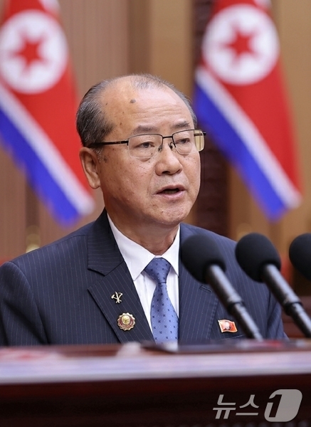 (평양 노동신문=뉴스1) = 북한 노동당 기관지 노동신문은 23일 "온 나라 전체 인민이 조선노동당 제9차 대회 결정을 받들고 위대한 우리 국가의 줄기찬 도약과 발전의 새로운 전성 …