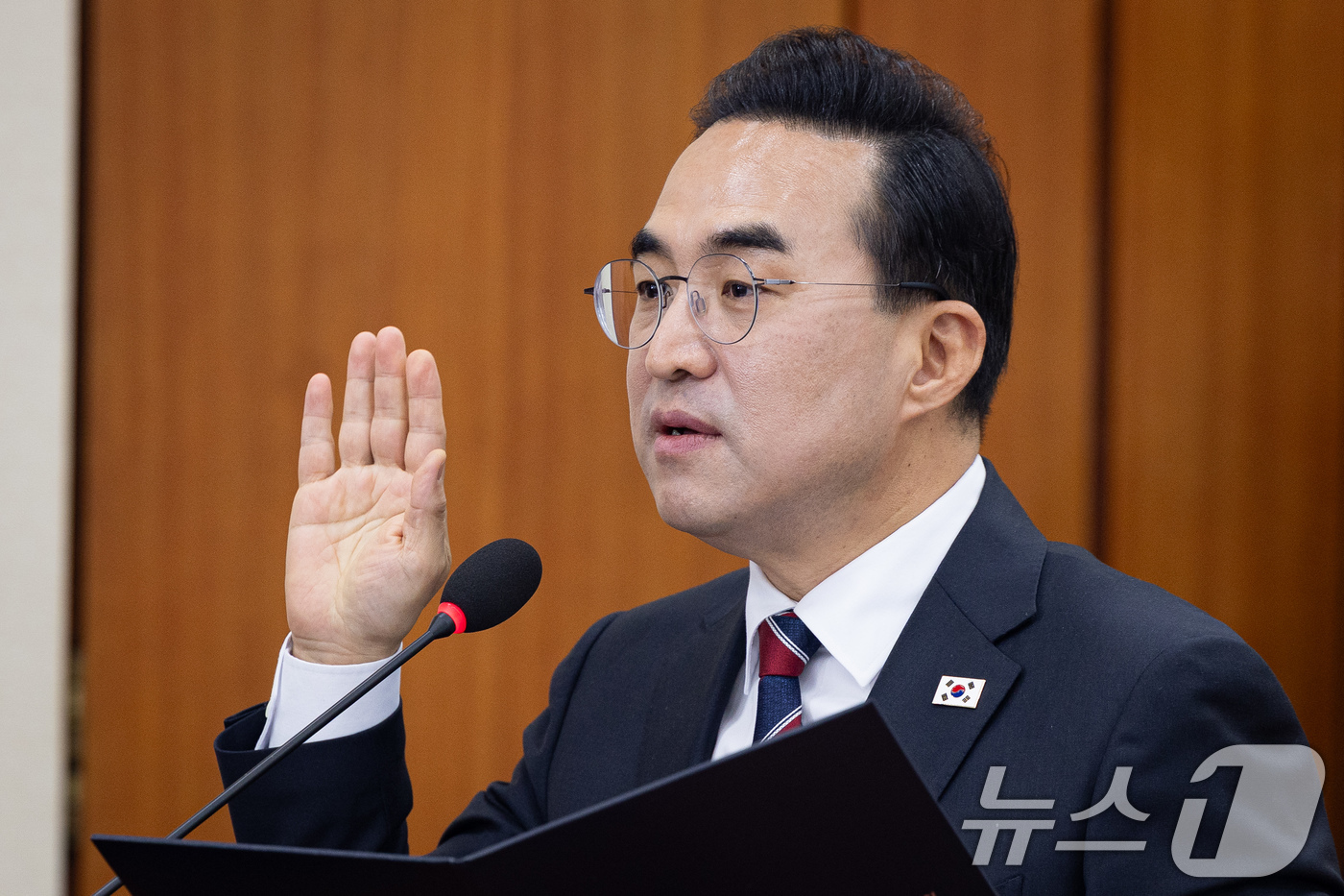 (서울=뉴스1) 유승관 기자 = 박홍근 기획예산처 장관 후보자가 23일 서울 여의도 국회에서 열린 인사청문회에 출석해 선서하고 있다. 2026.3.23/뉴스1