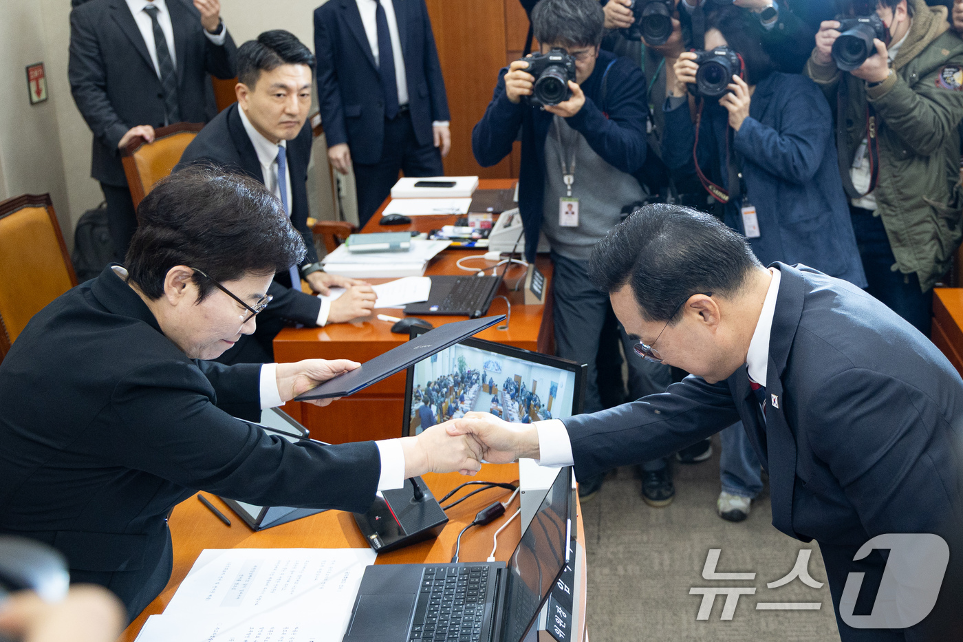 (서울=뉴스1) 유승관 기자 = 박홍근 기획예산처 장관 후보자가 23일 서울 여의도 국회에서 열린 인사청문회에 출석해 선서 후 선서문을 임이자 재정경제기획위원장에게 전달한 후 악수 …