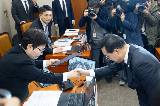 선서문 전달하는 박홍근 기획예산처 장관 후보자