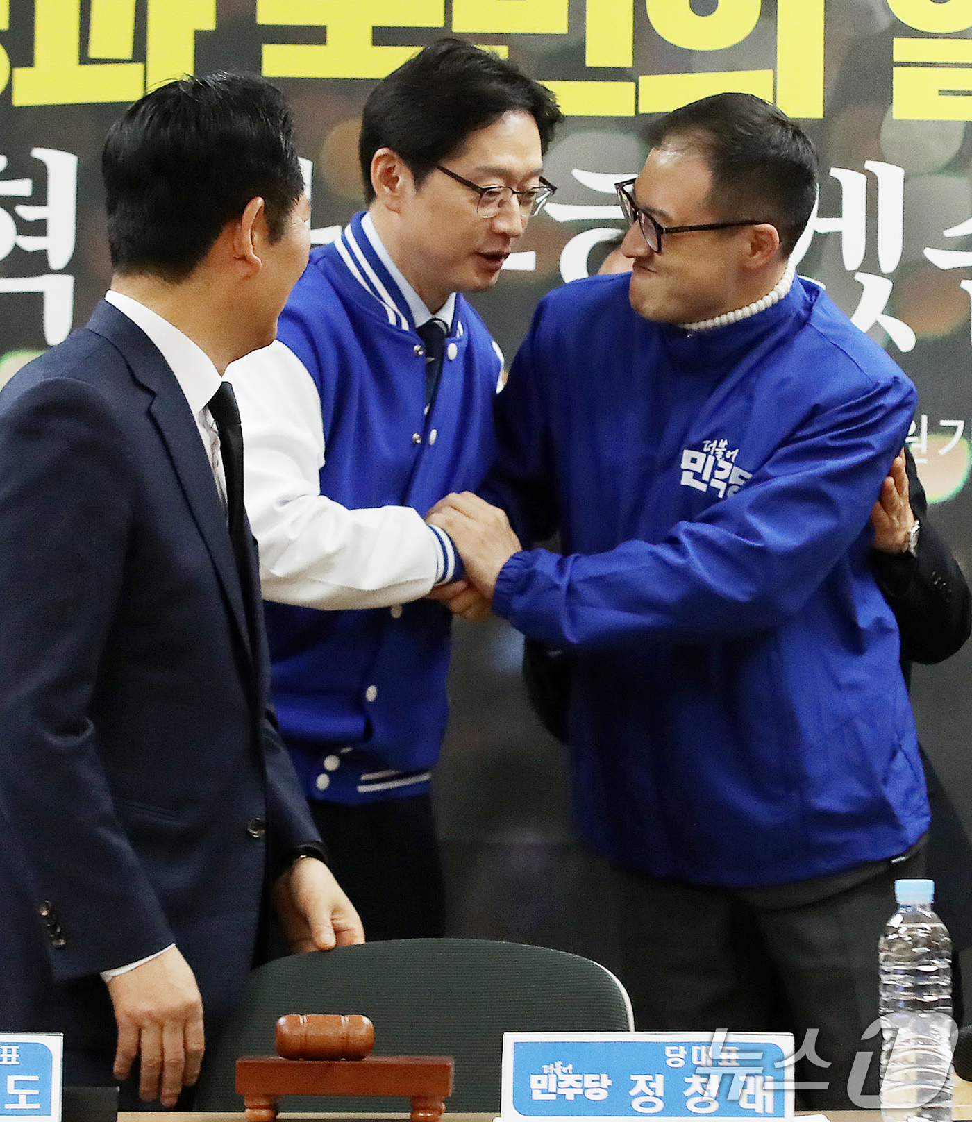 (김해=뉴스1) 윤일지 기자 = 정청래 더불어민주당 대표에게 당 점퍼를 받은 김상욱 울산시장 후보와 김경수 경남도지사 후보가 23일 오전 경남 김해 진영읍 강금원 기념 봉하연수원에 …