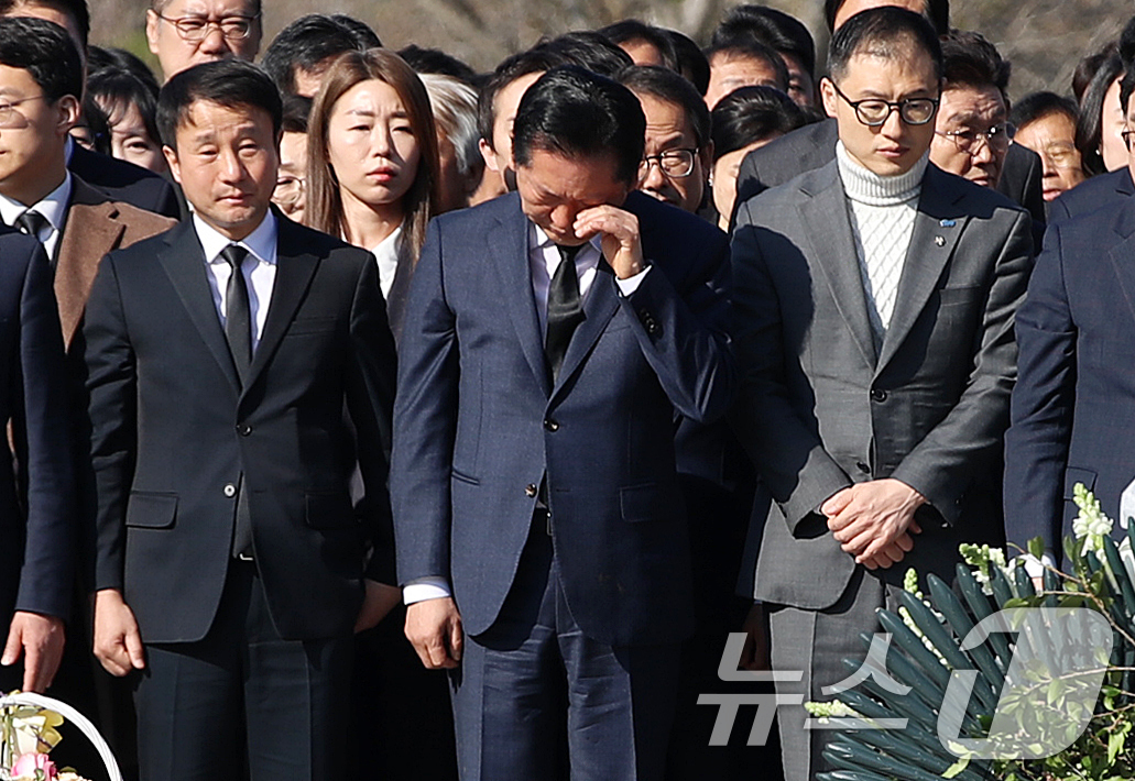 (김해=뉴스1) 윤일지 기자 = 정청래 더불어민주당 대표가 23일 오전 경남 김해 진영읍 봉하마을을 찾아 고 노무현 전 대통령 묘역을 참배하며 손으로 얼굴을 닦고 있다.  2026 …