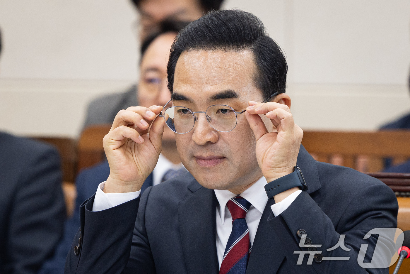 (서울=뉴스1) 유승관 기자 = 박홍근 기획예산처 장관 후보자가 23일 서울 여의도 국회에서 열린 인사청문회에 출석해 안경을 고쳐 쓰고 있다. 2026.3.23/뉴스1