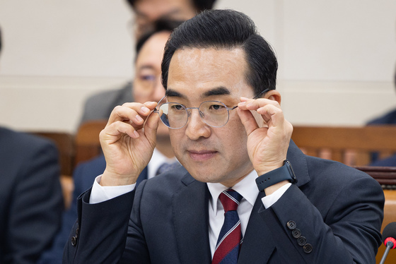 안경 고쳐 쓰는 박홍근 기획예산처 장관 후보자