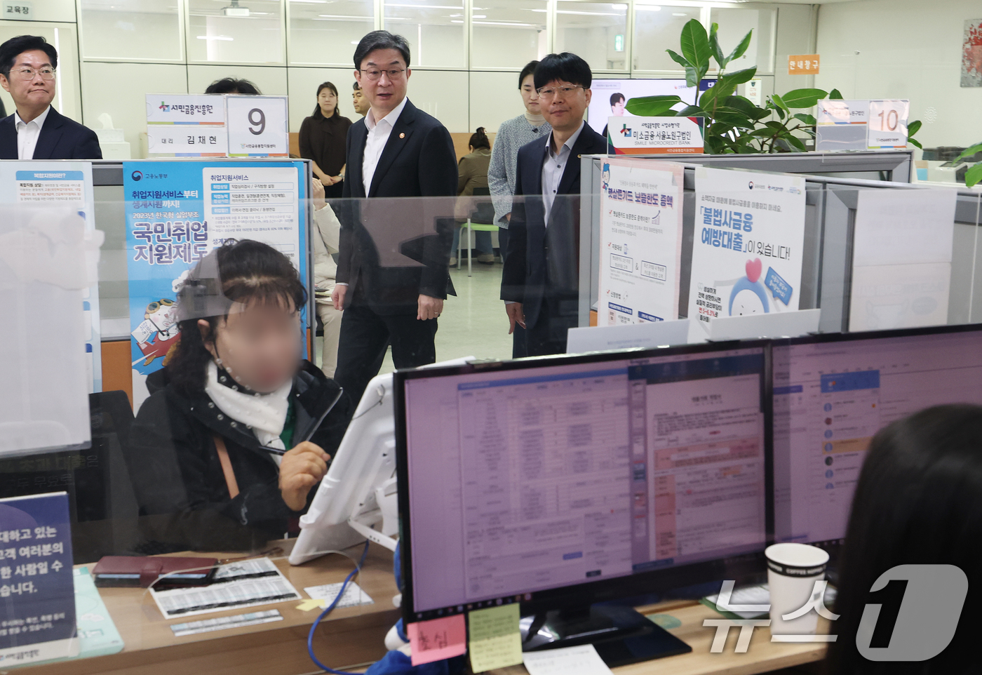 (서울=뉴스1) 오대일 기자 = 이억원 금융위원장이 23일 오전 서울 노원구 서민금융통합지원센터에서 열린 제3차 포용적 금융 대전환 회의에 앞서 상담 부스를 둘러보고 있다.이 위원 …