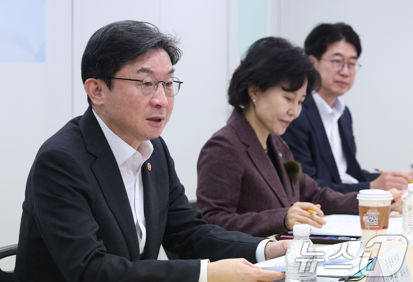 (서울=뉴스1) 오대일 기자 = 이억원 금융위원장이 23일 오전 서울 노원구 서민금융통합지원센터에서 열린 제3차 포용적 금융 대전환 회의에서 모두발언을 하고 있다.이 위원장은 이 …