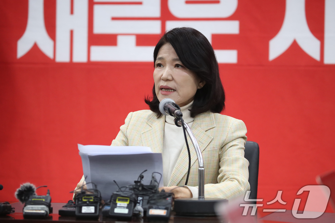 (대구=뉴스1) 공정식 기자 = 이진숙 전 방송통신위원장이 23일 오전 대구 수성구 국민의힘 대구시당에서 기자회견을 열고 전날 국민의힘 공천관리위원회가 발표한 6·3 지방선거 대구 …