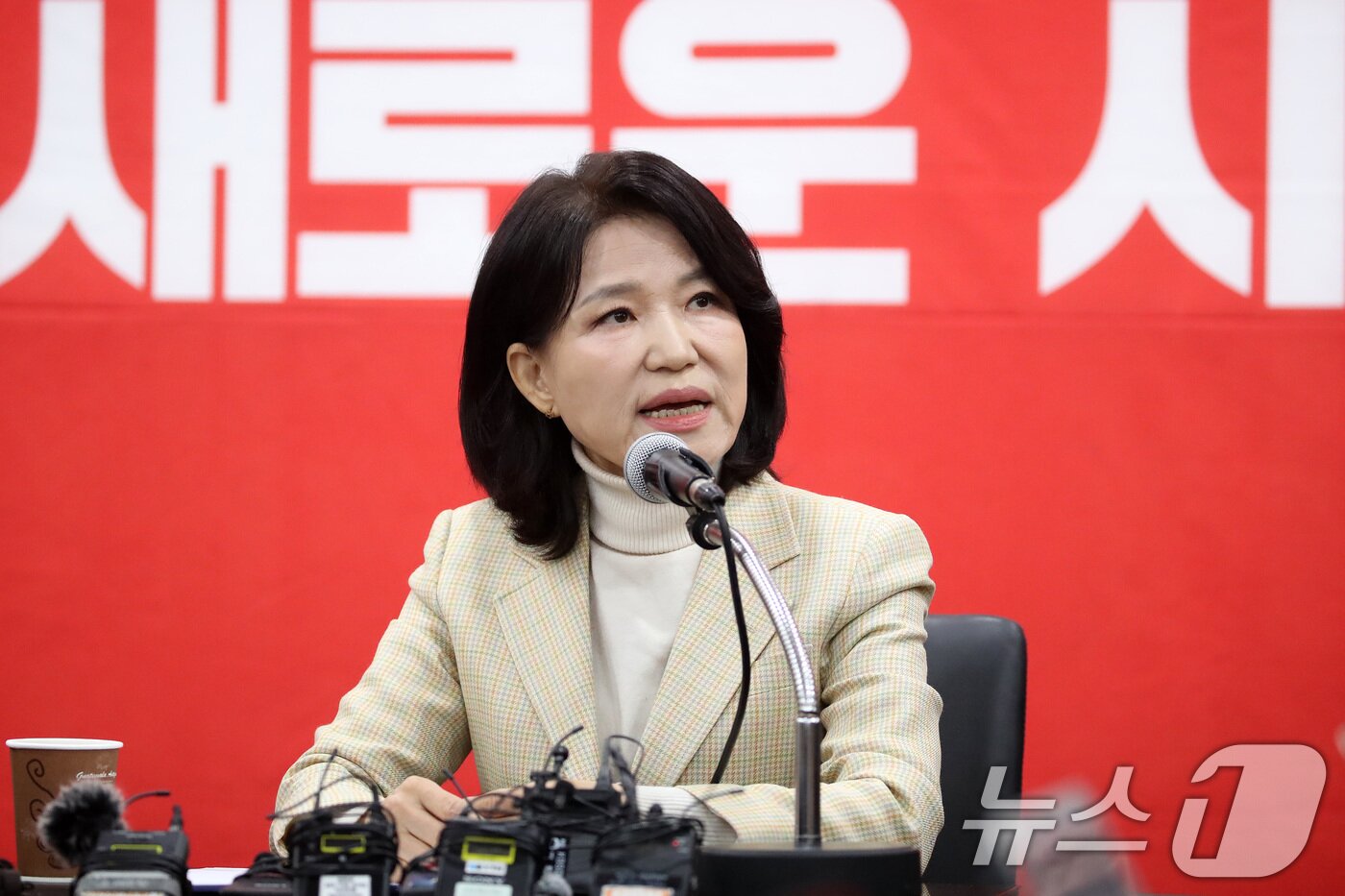 본문 이미지 - 이진숙 전 방송통신위원장이 23일 오전 대구 수성구 국민의힘 대구시당에서 기자회견을 열고 전날 국민의힘 공천관리위원회가 발표한 6·3 지방선거 대구시장 후보 공천 컷오프(공천 배제)관련 불복 입장을 밝히고 있다. 2026.3.23 ⓒ 뉴스1 공정식 기자