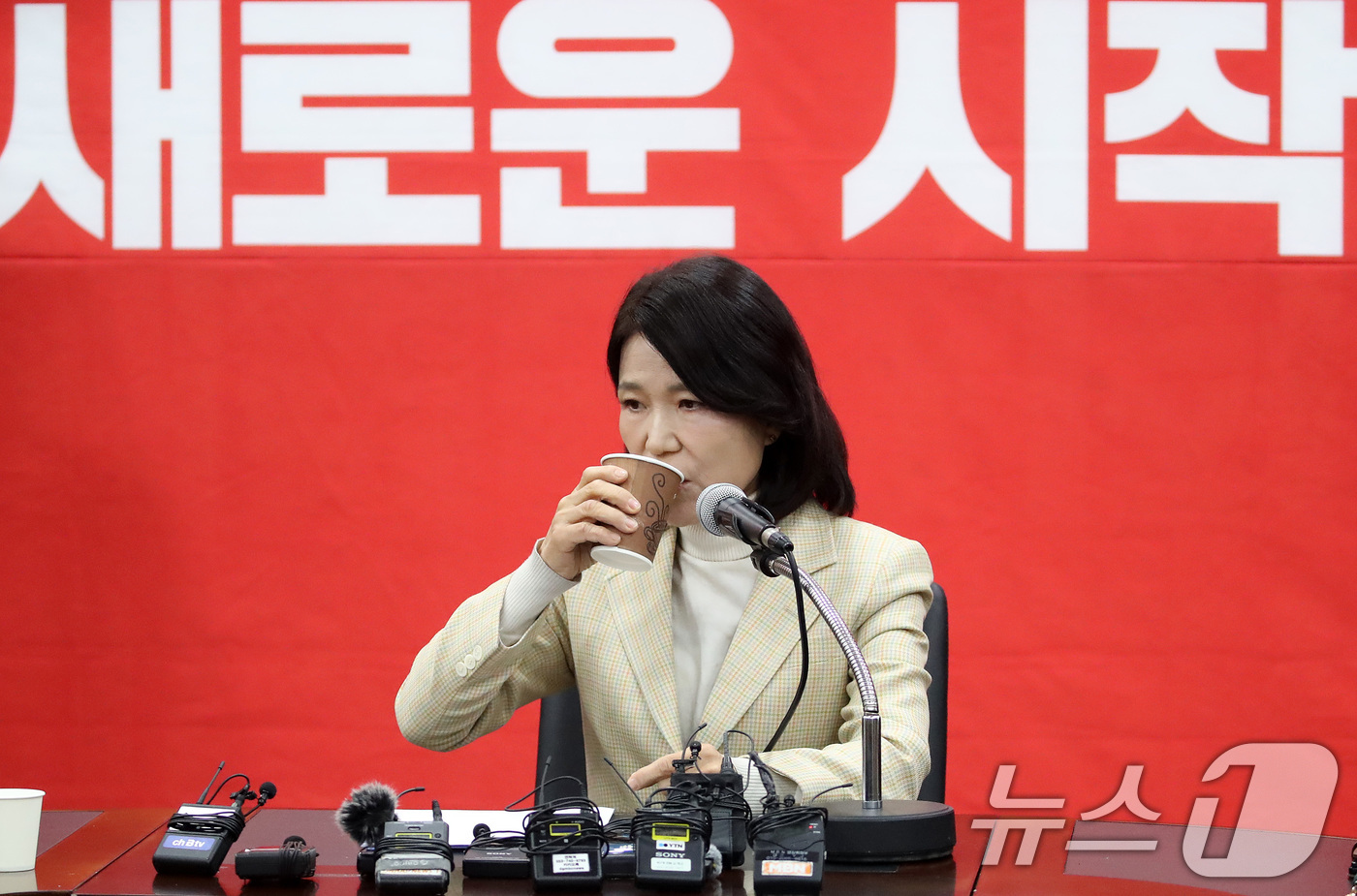 (대구=뉴스1) 공정식 기자 = 이진숙 전 방송통신위원장이 23일 오전 대구 수성구 국민의힘 대구시당에서 기자회견을 열고 전날 국민의힘 공천관리위원회가 발표한 6·3 지방선거 대구 …