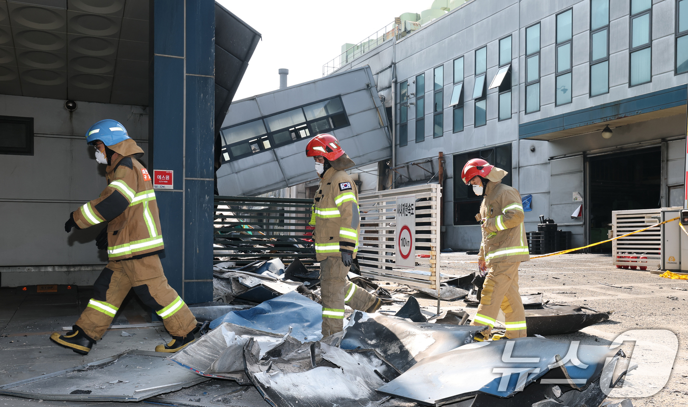 (대전=뉴스1) 김기태 기자 = 74명의 인명피해가 발생한 대전 안전공업 화재와 관련해 23일 경찰과 소방, 고용노동부와 국립과학수사원 등 관계 기관이 합동 감식을 하고 있다. 2 …