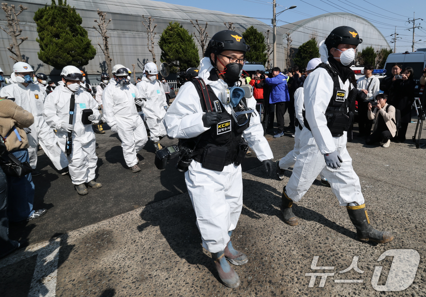 (대전=뉴스1) 김기태 기자 = 74명의 인명피해가 발생한 대전 안전공업 화재와 관련해 23일 경찰과 소방, 고용노동부와 국립과학수사원 등 관계 기관이 합동 감식을 하고 있다. 2 …