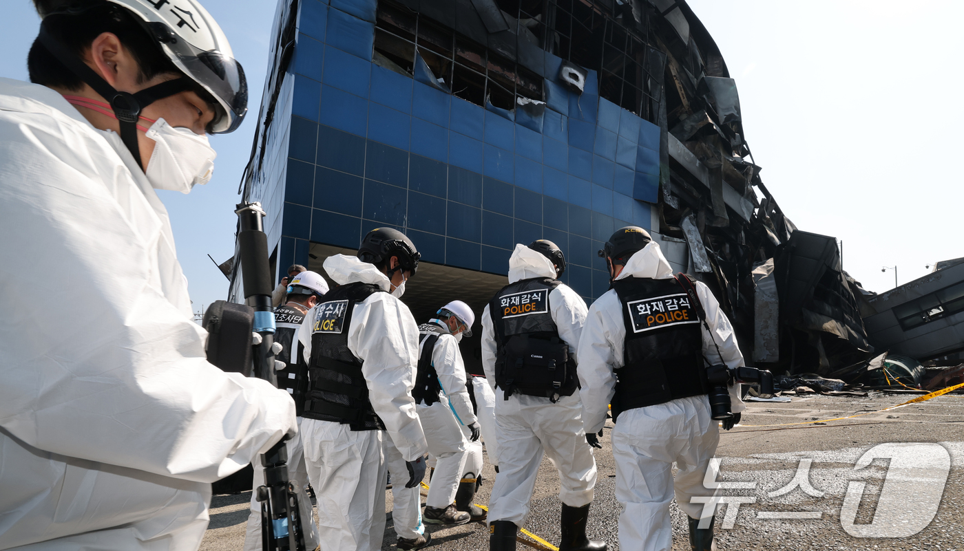 (대전=뉴스1) 김기태 기자 = 74명의 인명피해가 발생한 대전 안전공업 화재와 관련해 23일 경찰과 소방, 고용노동부와 국립과학수사원 등 관계 기관이 합동 감식을 하고 있다. 2 …