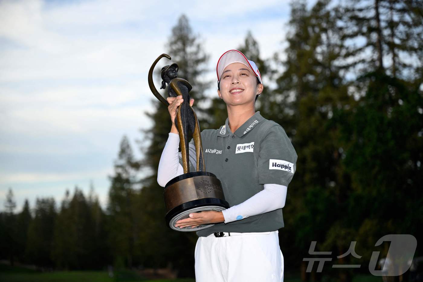 본문 이미지 - 김효주가 22일(현지시간) 미국 캘리포니아주 멘로파크의 샤론 헤이츠 골프 앤 컨트리클럽(파72)에서 열린 미국여자프로골프(LPGA)투어 포티넷 파운더스컵(총상금 300만 달러)에서 우승 후 트로피를 들고 포즈를 취하고 있다. ⓒ AFP=뉴스1