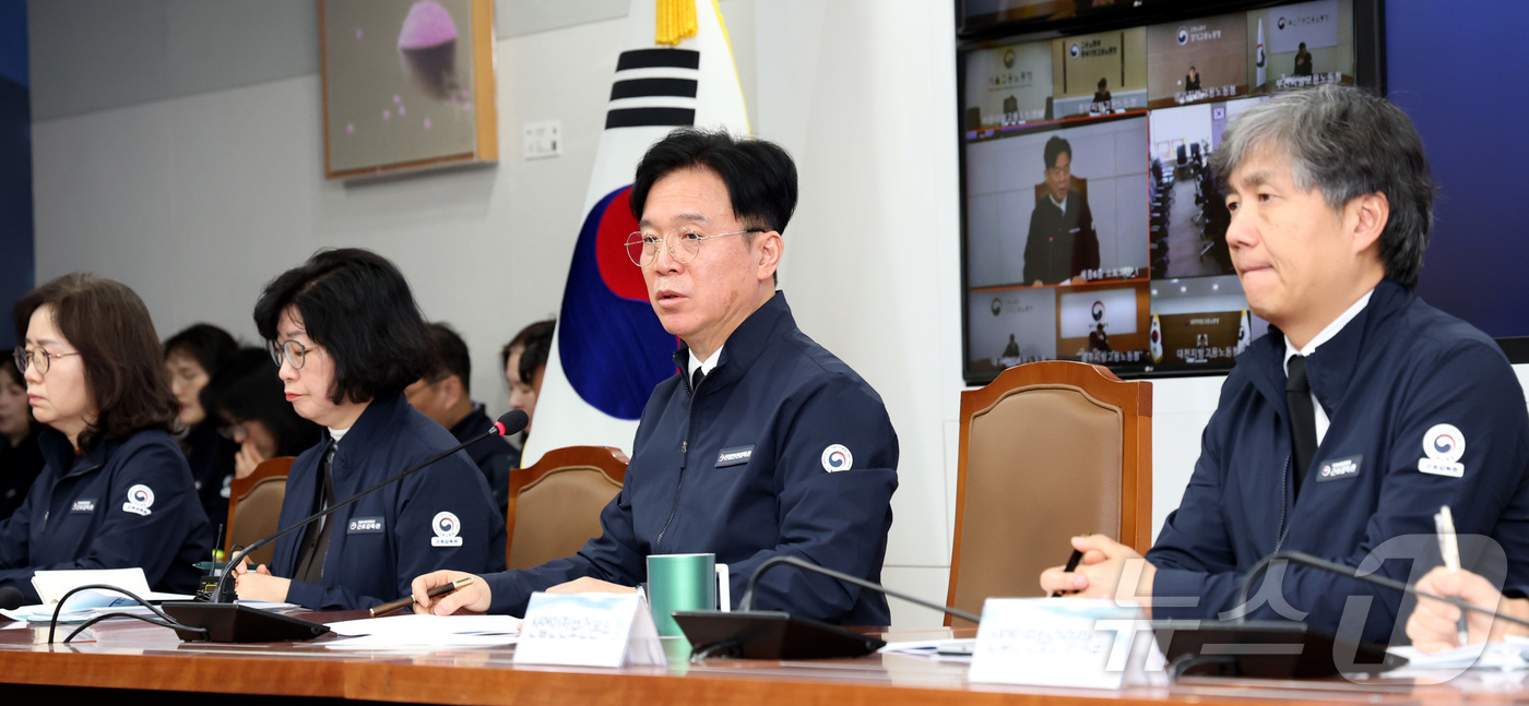 (세종=뉴스1) 김기남 기자 = 김영훈 고용노동부 장관이 23일 세종시 정부세종청사에서 중동 상황 및 대전 안전공업 화재 관련 긴급 상황점검 회의를 주재하며 발언하고 있다. 202 …