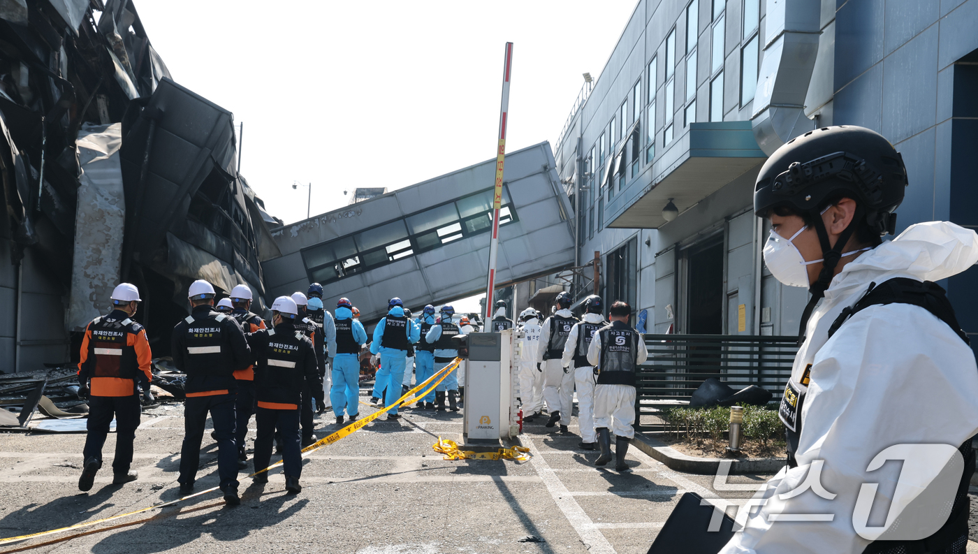 (대전=뉴스1) 김기태 기자 = 74명의 인명피해가 발생한 대전 안전공업 화재와 관련해 23일 경찰과 소방, 고용노동부와 국립과학수사원 등 관계 기관이 합동 감식을 하고 있다. 2 …