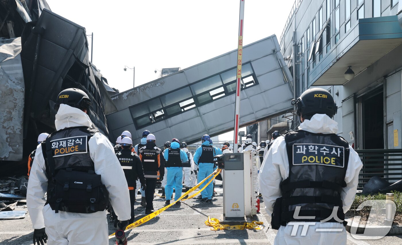 본문 이미지 - 74명의 인명피해가 발생한 대전 안전공업 화재와 관련해 23일 경찰과 소방, 고용노동부와 국립과학수사원 등 관계 기관이 합동 감식을 하고 있다. 2026.3.23 ⓒ 뉴스1 김기태 기자