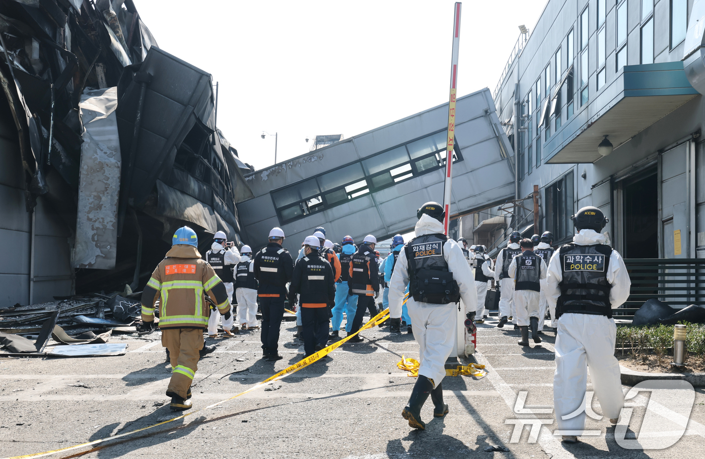 (대전=뉴스1) 김기태 기자 = 74명의 인명피해가 발생한 대전 안전공업 화재와 관련해 23일 경찰과 소방, 고용노동부와 국립과학수사원 등 관계 기관이 합동 감식을 하고 있다. 2 …