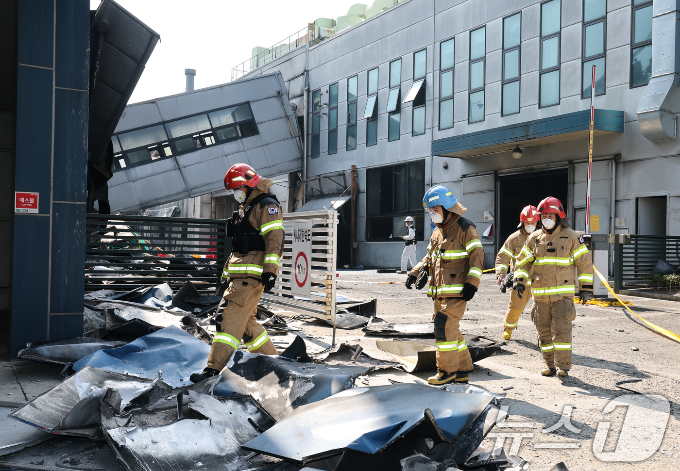 (대전=뉴스1) 김기태 기자 = 74명의 인명피해가 발생한 대전 안전공업 화재와 관련해 23일 경찰과 소방, 고용노동부와 국립과학수사원 등 관계 기관이 합동 감식을 하고 있다. 2 …