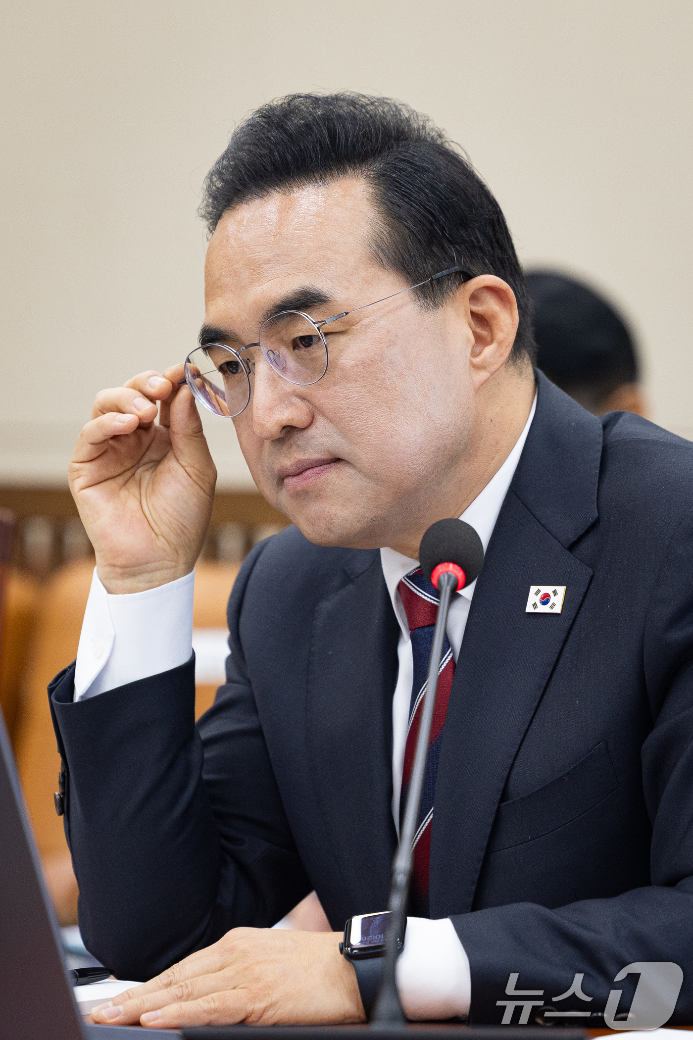 (서울=뉴스1) 유승관 기자 = 박홍근 기획예산처 장관 후보자가 23일 서울 여의도 국회에서 열린 인사청문회에 출석해 의원 질의 자료를 살피고 있다. 2026.3.23/뉴스1