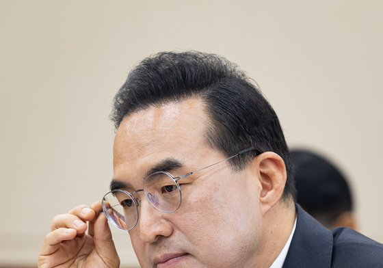 자료 살피는 박홍근 기획예산처 장관 후보자