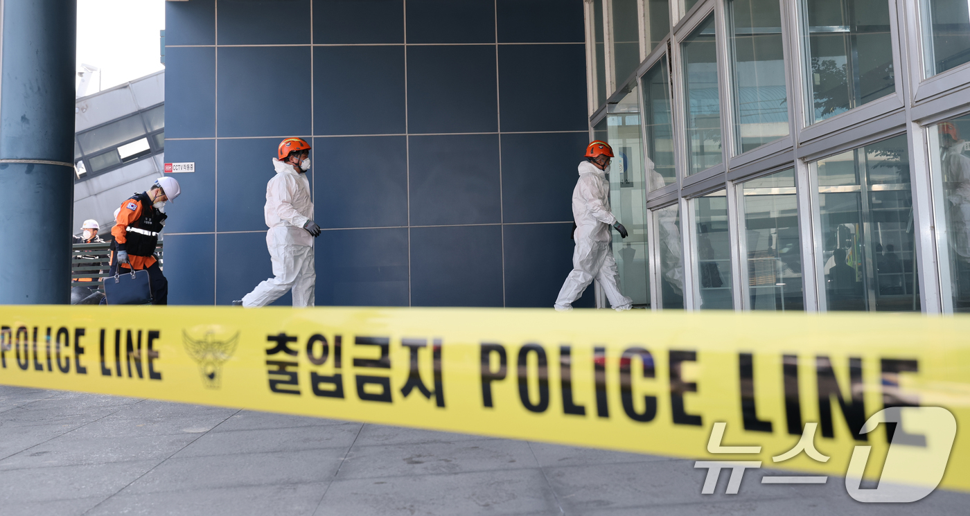 (대전=뉴스1) 김기태 기자 = 74명의 인명피해가 발생한 대전 안전공업 화재와 관련해 23일 경찰과 소방, 고용노동부와 국립과학수사원 등 관계 기관이 합동 감식을 하고 있다. 2 …