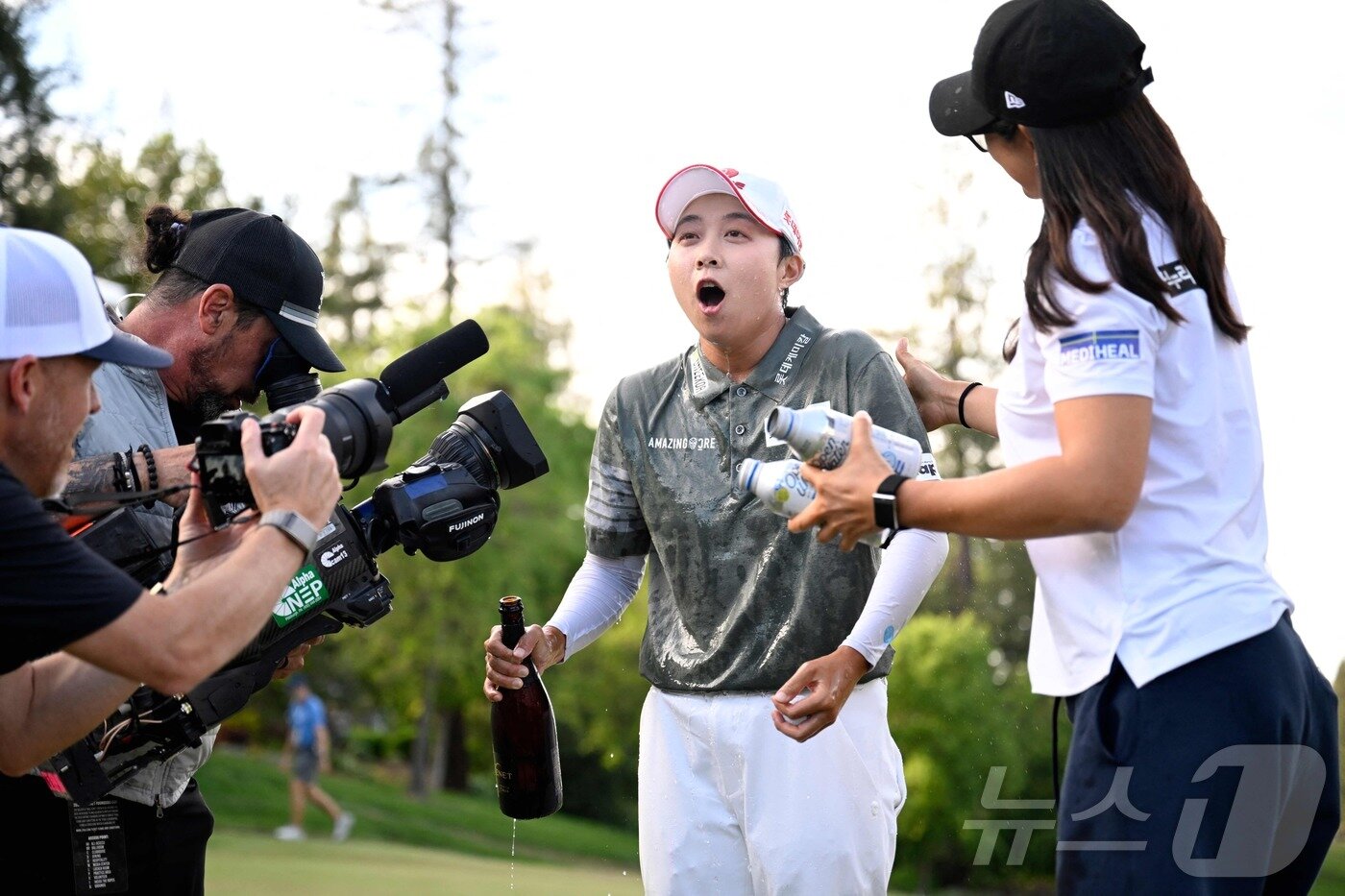 본문 이미지 - 우승 직후 동료들의 축하를 받고 있는 김효주. ⓒ AFP=뉴스1