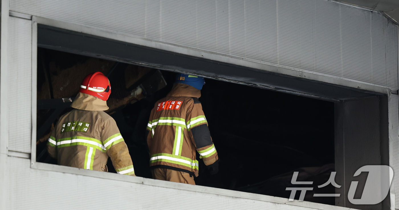 (대전=뉴스1) 김기태 기자 = 74명의 인명피해가 발생한 대전 안전공업 화재와 관련해 23일 경찰과 소방, 고용노동부와 국립과학수사원 등 관계 기관이 합동 감식을 하고 있다. 2 …