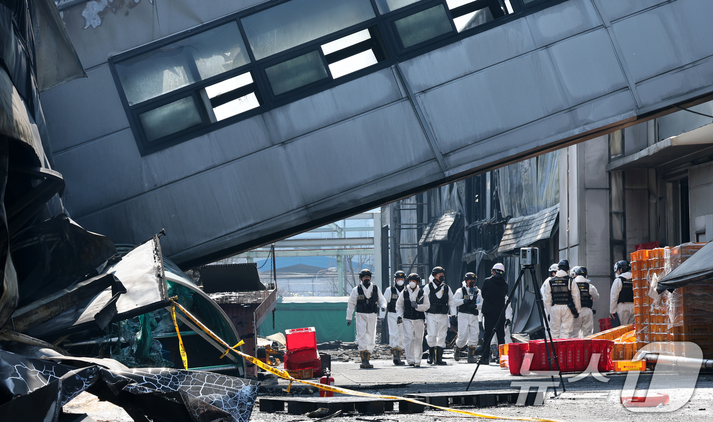 (대전=뉴스1) 김기태 기자 = 74명의 인명피해가 발생한 대전 안전공업 화재와 관련해 23일 경찰과 소방, 고용노동부와 국립과학수사원 등 관계 기관이 합동 감식을 하고 있다. 2 …